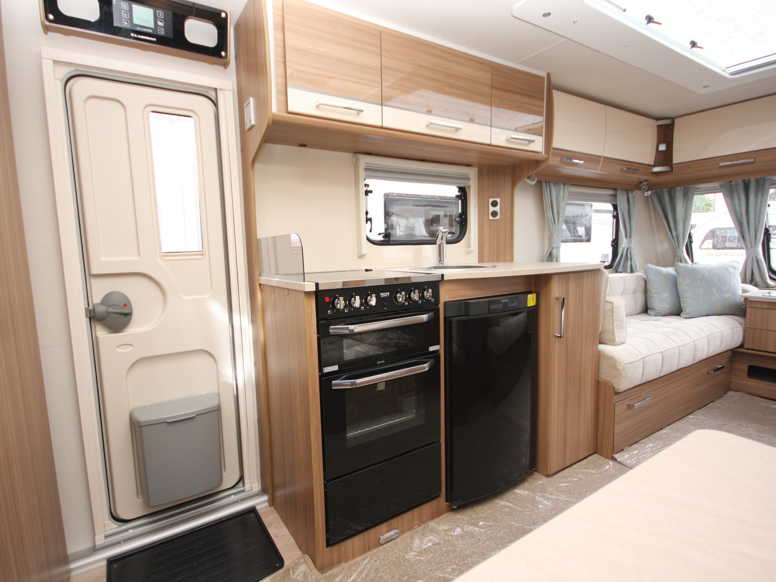 Lunar Clubman ES 2013 Used 3 Berth Caravan with End Washroom