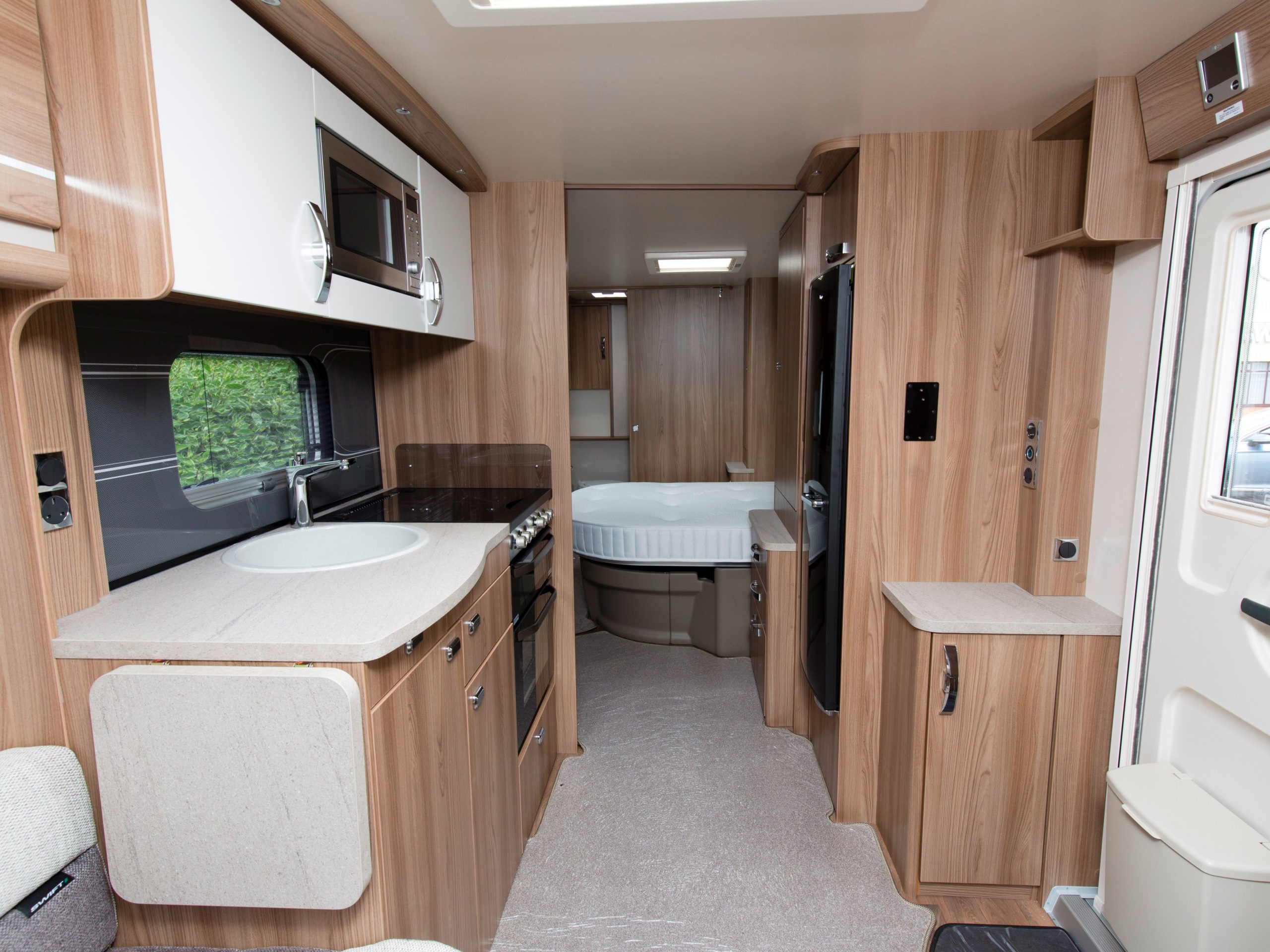 2023 Swift Challenger SE Platinum Edition 480 - Fitted Auto Mover & Self-Levelling!