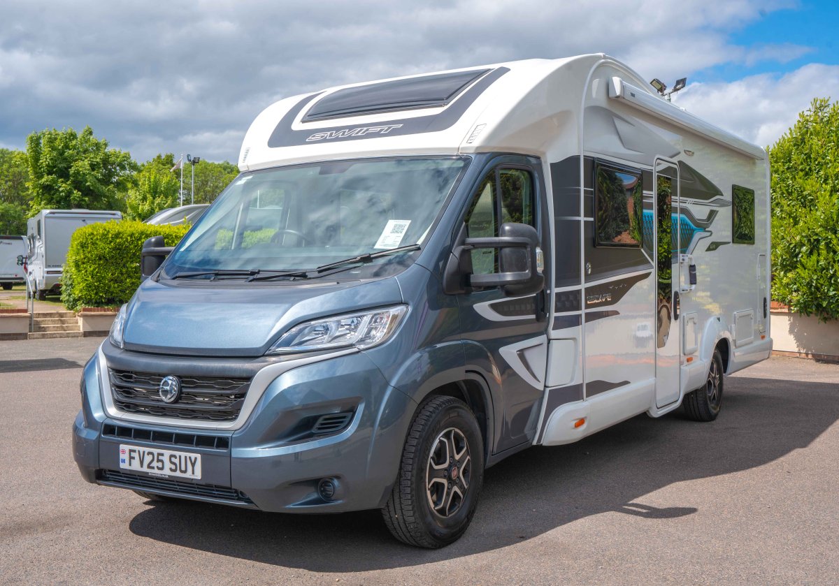 Swift Escape 674 140BHP Auto